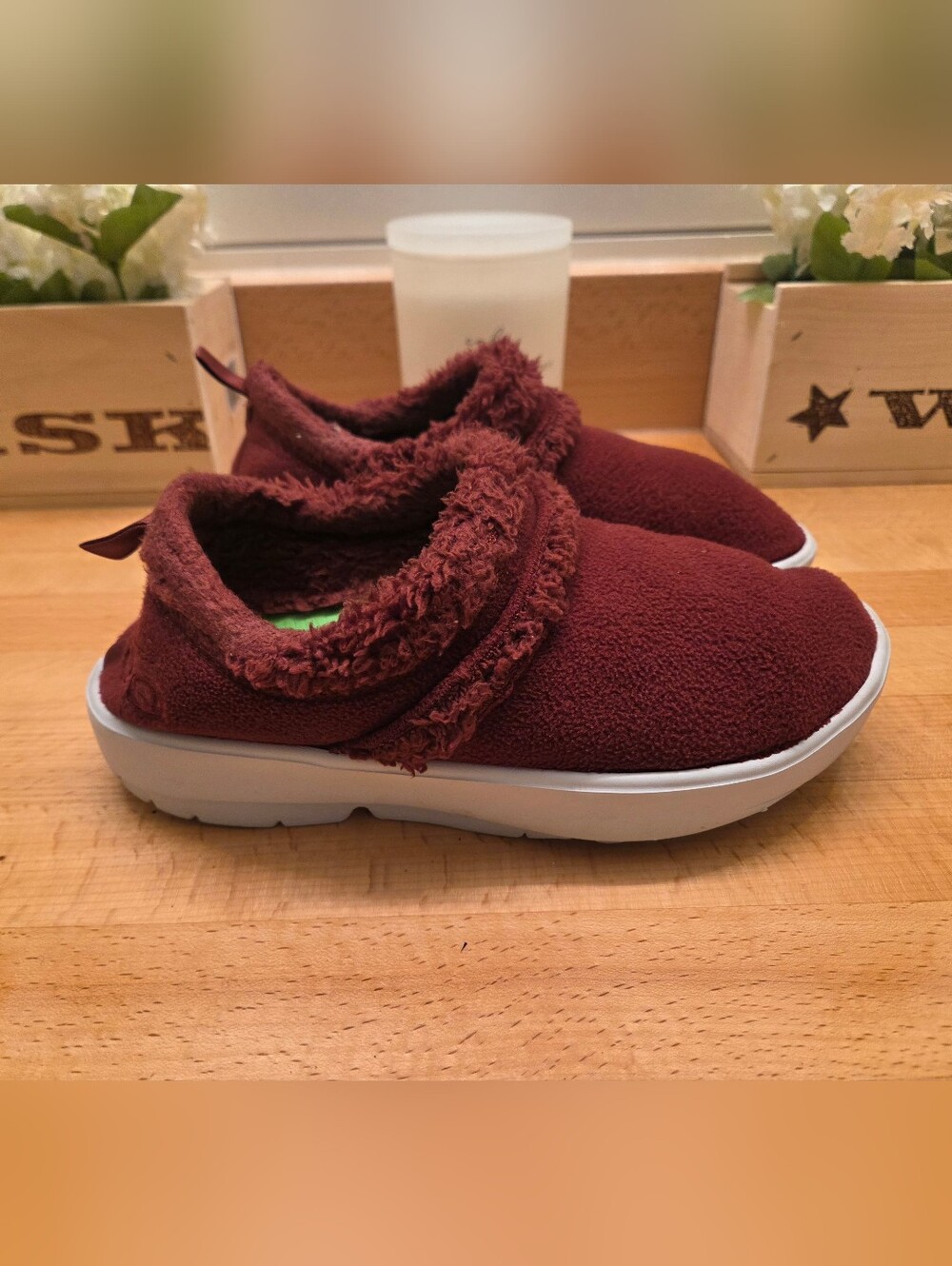 OOFOS OOcoozie Low Shoes Maroon Vegan Sherpa Slip-On Recovery Clogs Size 7